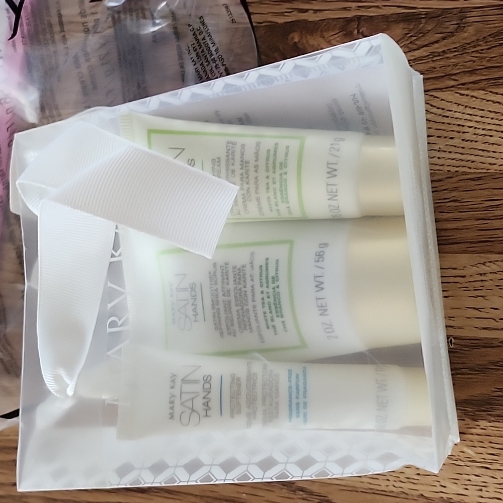 Mary Kay Miniature Satin Hands Pampering Set